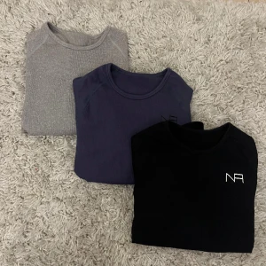 Träningströjor - använda ett par få gånger. jätteskönt stretchig material. har denna tröja i 3 färger (se sista bilden). alla är i stl S och är sweatproof! köp 1 för 100 eller alla för 200! inga defekter eller fläckar!  hör av er om ni har några frågor!🤍