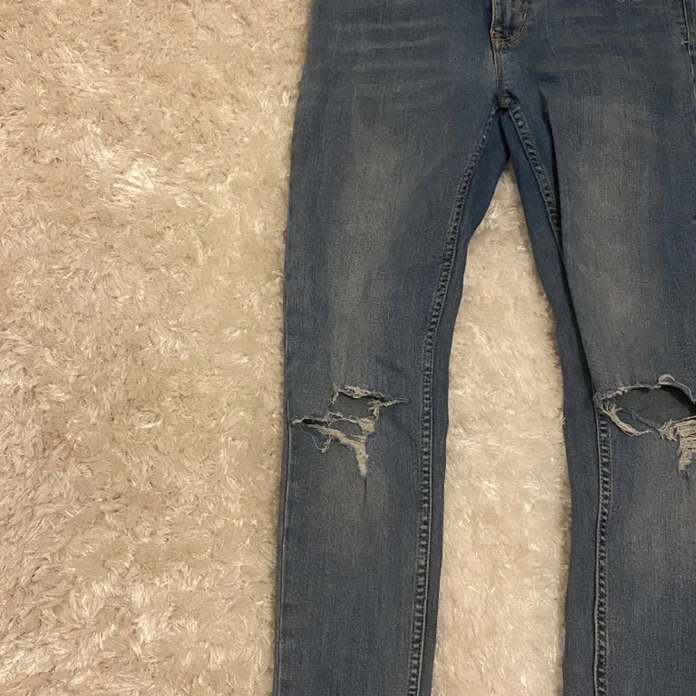 Jeans som har hål i sig sitter bra väldigt fina men sitter tajt också så om man har storlek s så kommer det passa perfekt . Jeans & Byxor.