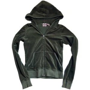 Juicy couture sett💋 - Superfint Juicy sett i bra skick! Säljer då de inte kommer till användning. Kan skicka bild hur den sitter på vid förfrågan, byxorna är långa på mig som är 178💋💋 säljer styck pris 400 men både för 700 💋