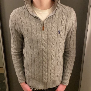 Ralph Lauren Halfzip  - Säljer nu denna asfeta Ralph Lauren Halfzip tröjan i ett perfekt skick! Storleken på tröjan är M och sitter bra som det. Inga skavanker eller defekter. Nypris på denna ligger på 2199, säljer nu för endast 599kr! Hör av dig vid minsta lilla fundering!