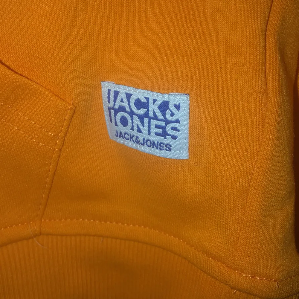 Helt ny Hoodie från Jack & Jones, använd 2 gånger. . Hoodies.