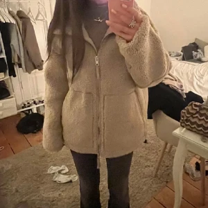 Teddy jacka h&m - Jacka i pile från h&m, så snygg, fint skick