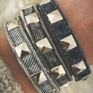 Nitarmband i jeanstyg - Välj mellan ljusblå/blå/svart/grå 100kr/st. Standardmåttet är 16cm skicka annars egen mått om du vill!! Finns guldnitar som är något större än silvernitarna Säljer även dubbel (bild3) för 195kr/st. •FRI FRAKT VID KÖP AV TVÅ •SÄLJER FLER EXEMPLAR💘💘