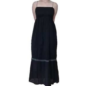 Lång svart ärmlös klänning - En lång, svart klänning utan ärmar. Förlåt för dålig bildkvalité, hade svårt att få till det med svart klänning mot vit bakgrund </3