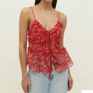 Blommig röd topp - Helt oanvänd röd topp/ blus från stradivarius med prislapp kvar  Storlek S  100 polyester  