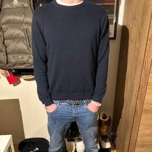 Stickad tröja - Säljer nu min väldigt snygga tröja då den blivit för liten, tröjan är i väldigt bra skick inga hål eller defekter. Skulle sega den passar 160/170. Skriv om ni har några frågor eller funderingar 