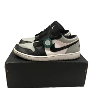 Jordan 1 Low shadowtoe - Säljer mina Jordans från stockX i sthl 45. Dem är i bra skick men inga tydliga skador, lådan ingår vid köp. Dessa är såklart äkta också 