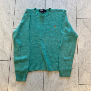 Ralph Lauren knit - Säljer en Ralph Lauren siden och kashmir knit tröja i storlek L. Tröjan är i använt skick (6/10) men är fortfarande ett toppval och håller väldigt långe.