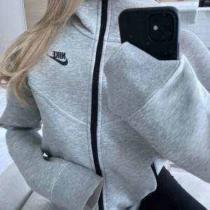 Nike tech fleece dam i den nya modellen i storlek XS. Den är i mycket bra skick.