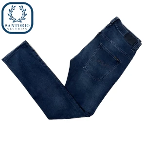 Nudie Jeans | Svart/Mörkblå - Tvärfeta nudie Jeans i 9/10 skick. Han på bilden är 175 o 65kg men passar större. Nypris ca: 1600kr Skriv vid frågor eller funderingar🙌