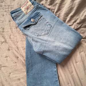Snygga jeans, använda 2 ggr, passar ej riktigt. Nyskick. Låg midja, modell Billie. Stl 24. Nypris 1499kr.