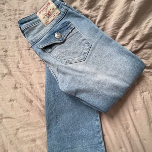 True religion jeans. Helt nya! - Snygga jeans, använda 2 ggr, passar ej riktigt. Nyskick. Låg midja, modell Billie. Stl 24. Nypris 1499kr.
