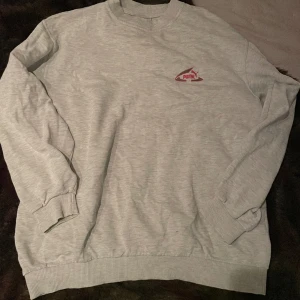 Oversized Puma sweatshirt - Grå/vit oversized sweatshirt, skulle säga att den är en stor Large😋 Lite tunnare material. 