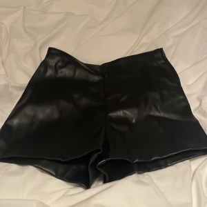 Skinn shorts  - Säljer nu dessa skin shorts från hm. Stl 34. Passar perfekt till ett par strumpbyxor med nån tröja till. Dem har inga skador eller något sånt. För mer frågor kom privat.