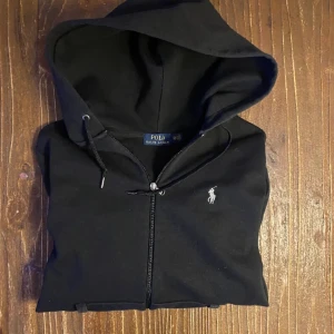 Ralph Lauren zip hoodie - Säljer denna sjukt snygga Ralph Lauren hoodie! Storlek xs herr. Säljer den för 350 men priset kan diskuteras. Mvh