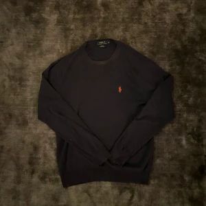 Ralph lauren - Säljer min fina Ralph lauren tröja storlek M. Den är pima kotton och e mörkblå med orange häst. Fett skön och grymt skick