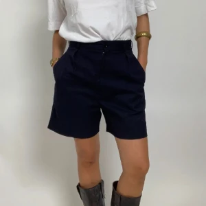 Marinblåa shorts - Skit snygga shorts, dem passar väldigt par med ett par höga boots som på bilden. Tyget är av mycket hög kvalite. 