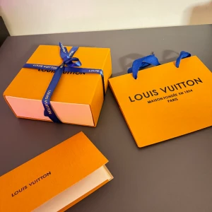 Lv bälte  - Säljer mitt splitter nya lv bälte då jag fick de i present men användes aldrig  Fick de i julas och har aldrig används som syns på bilden då plast på emblemet och skyddet över bältet finns kvar 105cm  Kvitto finns  Kan fraktas 2000 pris kan diskutera