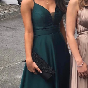 Balklänning  - Jättefin balklänning som jag köpt begangnad, använd 1 gång. Storlek 36 (cirka S) men går att justera med snörningen i ryggen. Jag är 170 cm och är bra längd för mig. Klänningen har fickor. Klänningen har ett litet märke. Nypris 3700kr