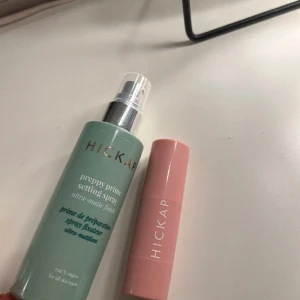 Hickap smink - Säljer mitt settingspray och mitt wonder stick i färgen pink champagne då ja intr tyckte dom passade just mig. Endast testat wonder sticket på handen för att se färgen och sprayat två sprut av settingsprayen. Hör av er om ni har någon fundering 
