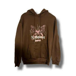 Brun hoodie med tryck - En brun fin hoodie med fjärils tryck, aldrig använd (den är mer som en S än M) Har du frågor, vill ha fler bilder/bilder på, prisförslag eller annat tveka inte att höra av dig 