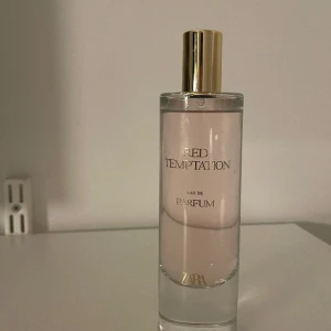 Zara red temptation  - Parfym från zara ”red temptation” 80ml. Ska vara en ”dupe” på baccarat rouge. Använd någon enstaka gång (se bild)