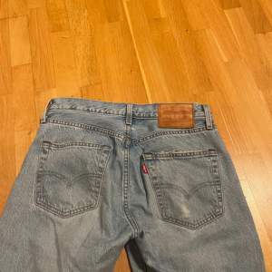 Ett par riktigt snygga Levis 501 jeans!🩵💙Storlek w27 L30 men är dock herrmodell, så skulle säga att de sitter som en w25! De är köpta i Levis butiken i Stockholm och är i bra skick!! 500kr+frakt. Säljer pga. att de inte används längre!!