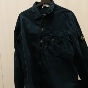 Stone Island overshirt  - Säljer min hyfsat nya Stone island overshirt i stl L, nypris runt 5000 Hör av dig vid frågor, Pris kan diskuteras 