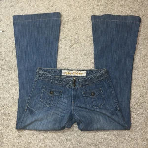 Lågmidjade jeans  - Sååå snygga lågmidjade jeans med coola detaljer! Långa på mig som är 178