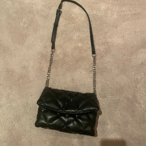 Handväska  - Jätte fin handväska i svart. Sällan änvänd men i väldigt bra skick.Bra storlek och många fack😍😄 kom gärna med egna bud.