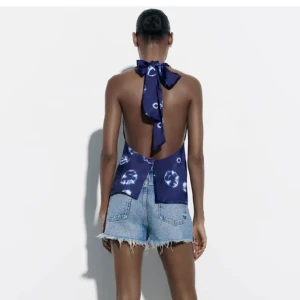 Zara topp - Säljer denna somriga toppen från zara då den inte har kommit till användning. Prislappen kvar!💙