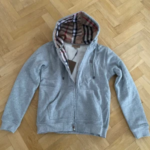 Burberry hoodie - Storlek M  Säljer pga för liten för mig  Enbart provad
