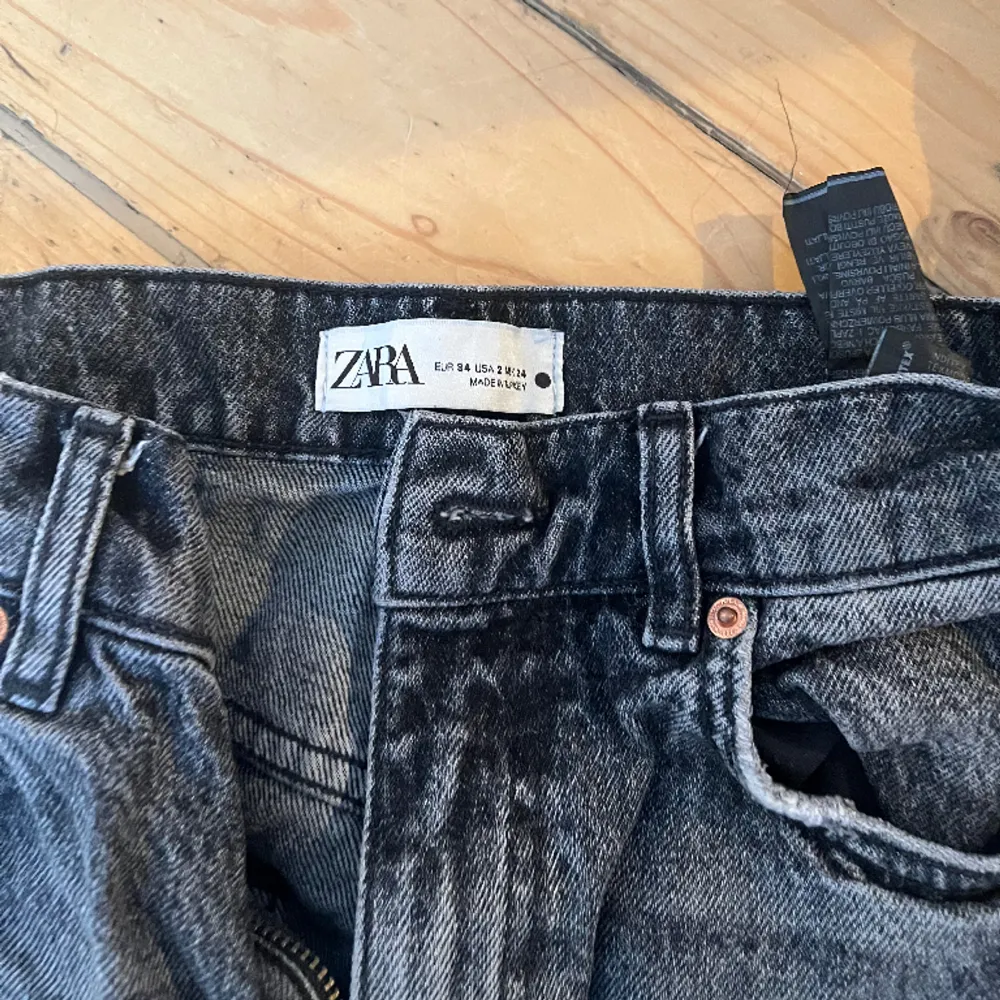 Säljer mina grå zara jeans då jag inte använder dom längre jätte fint skick💗. Jeans & Byxor.