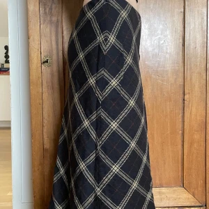 Plaid lånhkjol - Långkjol med jätte fin mönster! Har två lager så passar perfekt till vinter/vår☃️🌺