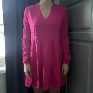 Säljer denna rosa långärmade volangklänning i storlek 36💕