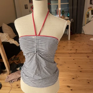 Topp - Suuupersöt topp. Till en början ett ”badlinne”, så bikinityg. Men syns ej när man använder den som topp. Lite missfärgad men syns ej alls om man ej kollar väldigt nära 