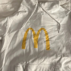 Mc tröja som knappt inte går att få tag på - Cool Donken/Mc tröja köpt för poäng. Inga defekter knappt använd. Väldigt unikt tillför att köpa en sån hoodie Säljs för att den blivit förlisten 