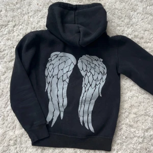 Kofta med vingar  - Kofta med tryck på framsida och baksida, inga defekter. Kanske något nopprig isf, men inget som märks vid användning. Storlek S. Vill du köpa trycker du på köp nu, jag postar inom 24h