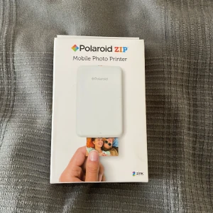 Polaroid mobile Photo printer - Säljer en Polaroid Zip, mobile photo printer. Som kopierar ut bilder från mobilens kamerarulle. Man får ett kit med bilder som man kan kopiera bilderna på🩷