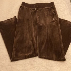 Jucy byxor 😍 - Jättemysiga jucy byxor som är så gott som nya har en liten defekt som ni kan se på bilden💗skriv om ni har någon fråga! 