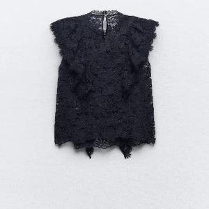 Zara spets topp - Jättefin topp i spets från zara. Använd max 3 ggr, nyskick!