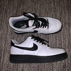 Super fina och sköna Nike Air Force skor. Storlek 40 , 25cm.  Färg: Vit / Svart. Använda några gånger men Mycket bra skick, 8,5/10.  (Har inte använt på ett bra tag så då tänker jag rensa lite hemma). 😄