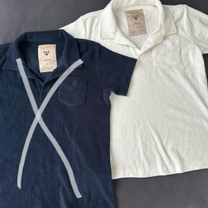 Frotte piké -  BLÅ E SLUT. två par frotté pikér i vit och navy blå , riktigt snygga och är aldrig anävnda så skicket 10/10. passar dig bäst som är 164-167☺️ Hör av er vid frågor&bilder🤩