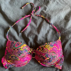 Mönstrad bikinitopp - Säljer denna fina bikinitopp med push up som inte är använd utan endast prövad💗