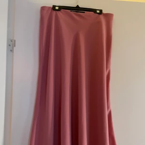 Super fin långkjol från zara - Säljer min favorit kjol för att den tyvärr blivit förliten💗 har vanligtvis storlek S/M och nypris är 329kr🤞🤞 är jätte snygg som lågmidjad men kan tyvärr inte ha den så längre! Skriv för fler bilder och buda gärna💗