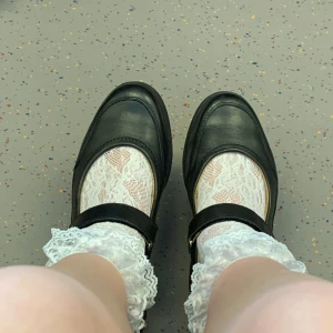 Mary Janes från lasocki - Så extremt fina Mary Janes från Lasocki som jag tyvärr måste sälja. Det står att de är i storlek 38, men efter som de är för små för mig som vanligtvis har storlek 38 vill jag påstå att de är mer lik storlek 37❤️