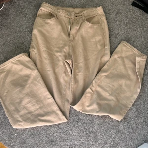 Low Rise oversize jeans - Aldrig använda lowrise jeans, köptes till en maskerad fest men användes aldrig.