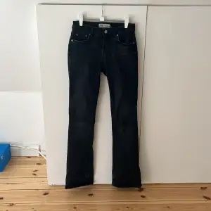 Säljer mina skit snygga svarta utsvängda jeans från Zara som inte finns kvar på hemsidan Säljer pga lite för stora för mig Lite slitna längst ner därav priset, kom privat för fler bilder eller frågor🥰🥰