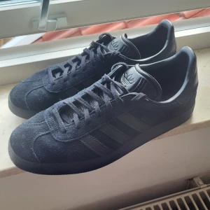 Adidas gazelle  - Säljes pga fel stlrk, i princip oanvändna, 9.5/10 i skick