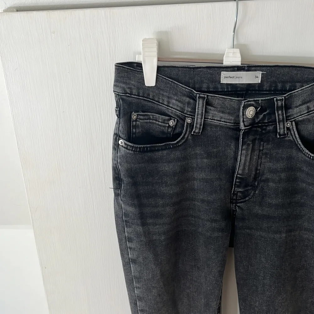 Säljer ett par helt nya utsvängda, gråa jeans ifrån Gina Tricot Deras ”low tall bootcut jeans” i mörk grått, storlek 34 Säljer pga för stora för mig🥰 Ordinarie pris 499.95 Kom privat för frågor eller funderingar! . Jeans & Byxor.